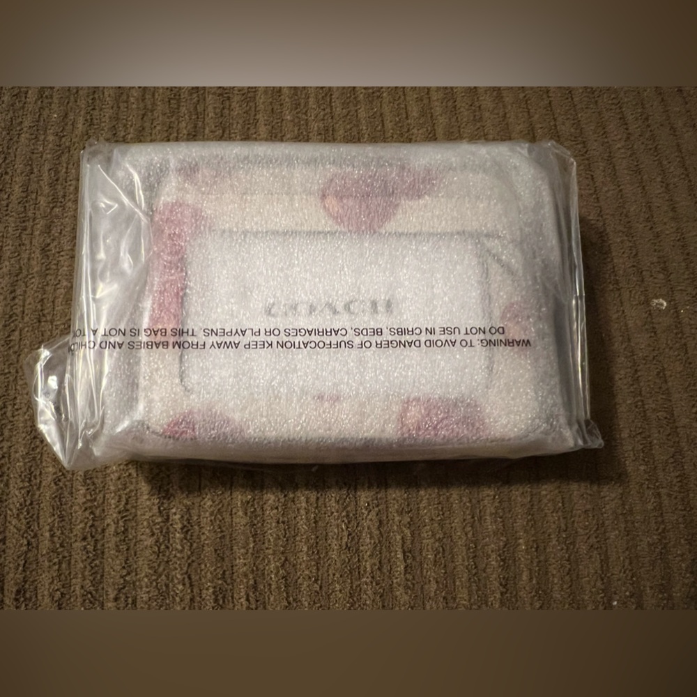 Coach Zip Card Case With Cherry Print nwt in packaging - Picture 5 of 5
